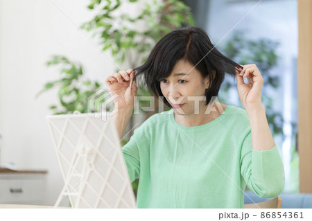 髪の悩み ダメージヘア ミドル女性 髪の悩み ダメージヘア ミドル女性 86854361
