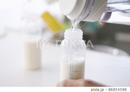 双子の赤ちゃんのミルクを作るアジア人男性	 86854596