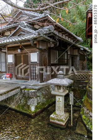 滋賀県米原市醒ヶ井にある地蔵川の清流、十王水と呼ばれる名水と石灯籠のある景観です 滋賀県米原市醒ヶ井にある地蔵川の清流、十王水と呼ばれる名水と石灯籠のある景観です 86855370