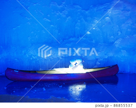ライトアップされた氷濤まつりの展示物・船に乗った雪だるま ライトアップされた氷濤まつりの展示物・船に乗った雪だるま 86855537