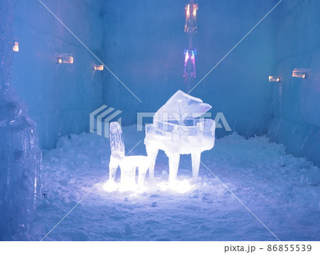 ライトアップされた氷濤まつりの展示物・氷のピアノ ライトアップされた氷濤まつりの展示物・氷のピアノ 86855539
