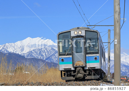 冬の大糸線 北アルプス山麓を行く普通列車 冬の大糸線 北アルプス山麓を行く普通列車 86855927