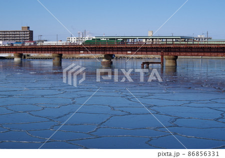 蓮の葉氷と鉄橋 蓮の葉氷と鉄橋 86856331