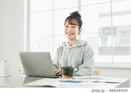 自宅でテレワークををする女性 86856404