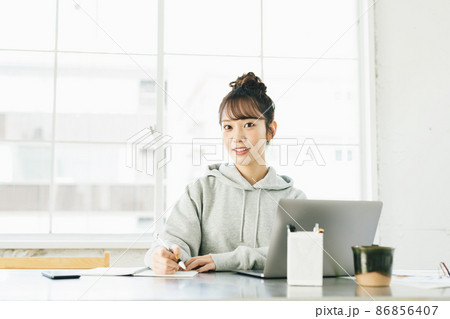 自宅でテレワークををする女性 自宅でテレワークををする女性 86856407