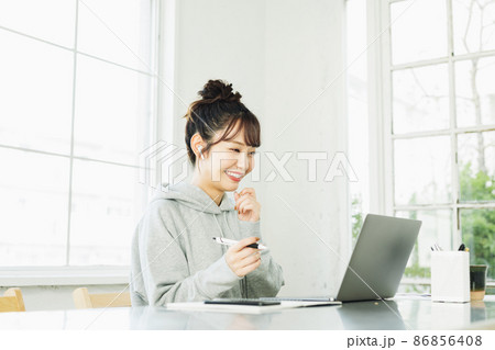 テレワークでWEB会議をする女性 テレワークでWEB会議をする女性 86856408