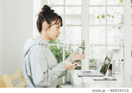 テレワークでWEB会議をする女性 テレワークでWEB会議をする女性 86856410
