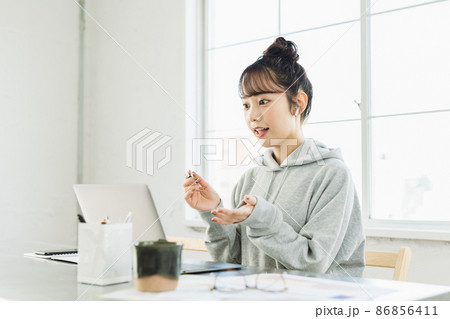 テレワークでWEB会議をする女性 テレワークでWEB会議をする女性 86856411