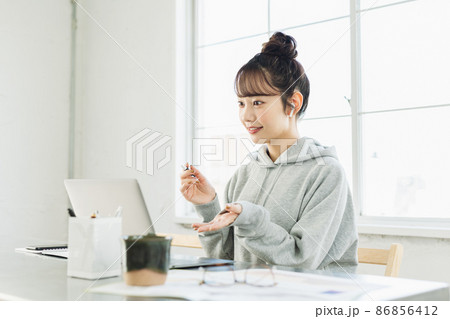 テレワークでWEB会議をする女性 86856412