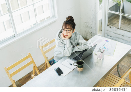 テレワークをする女性のポートレート 86856454