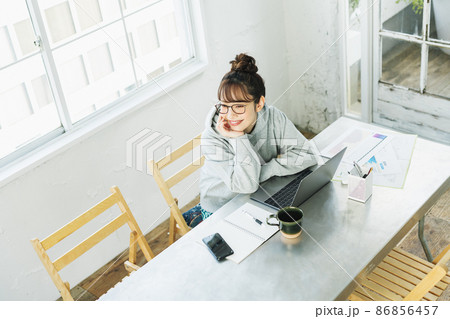 テレワークをする女性のポートレート 86856457