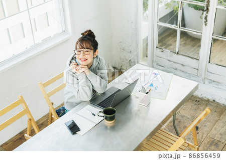 テレワークをする女性のポートレート 86856459