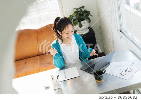 自宅でWEB会議をする女性 86856682