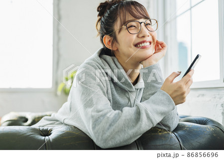 自宅でスマホを使う女性 86856696