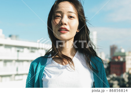 女性の屋外ポートレート 女性の屋外ポートレート 86856814