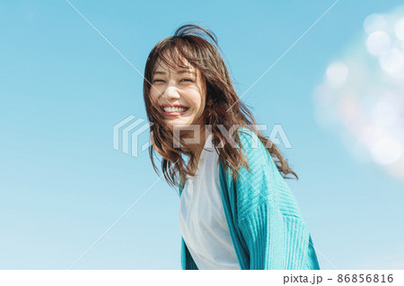 女性の屋外ポートレート 86856816