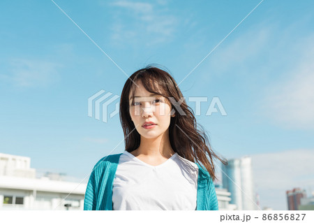 女性の屋外ポートレート 女性の屋外ポートレート 86856827