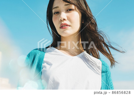 女性の屋外ポートレート 86856828