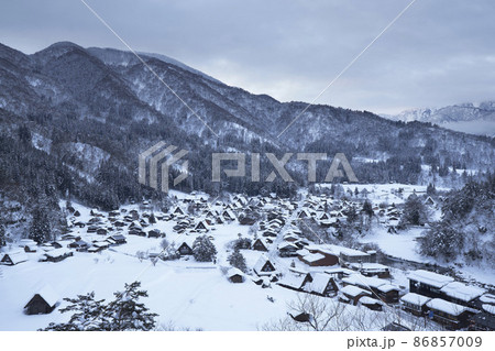 早朝の白川郷 86857009