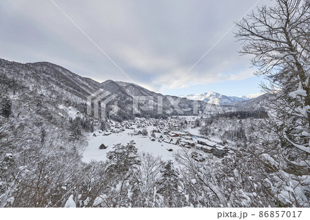 早朝の白川郷 86857017