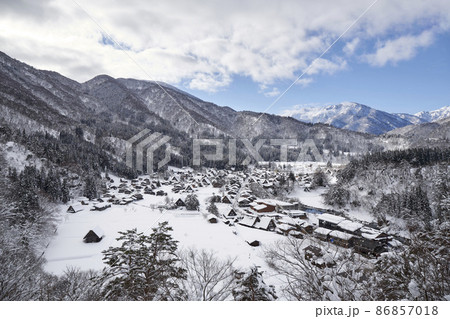早朝の白川郷 86857018