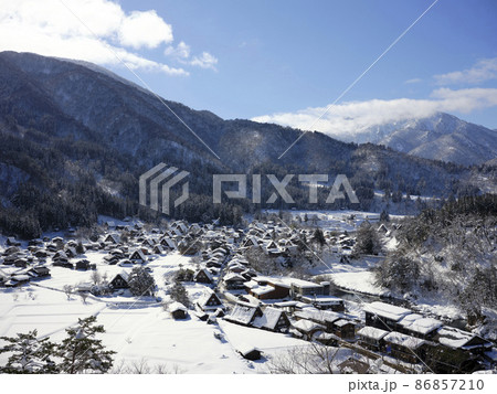 青空、雪景色の白川郷 86857210