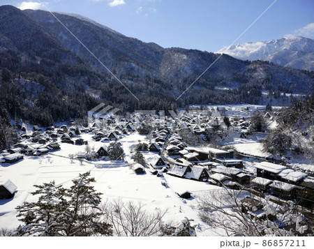 青空、雪景色の白川郷 86857211