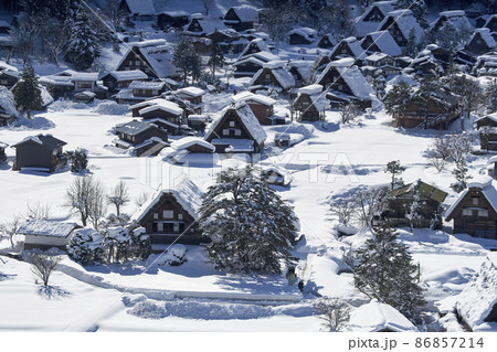 青空、雪景色の白川郷 86857214