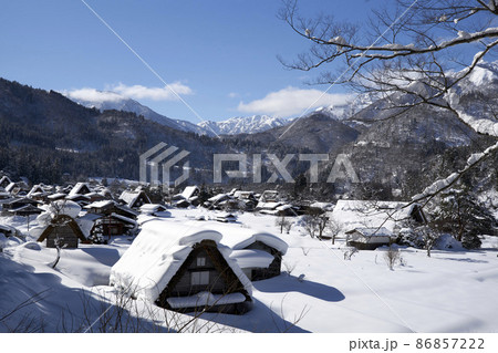 青空、雪景色の白川郷 86857222