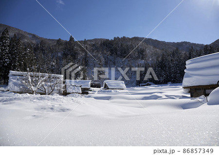 青空、雪景色の白川郷 青空、雪景色の白川郷 86857349
