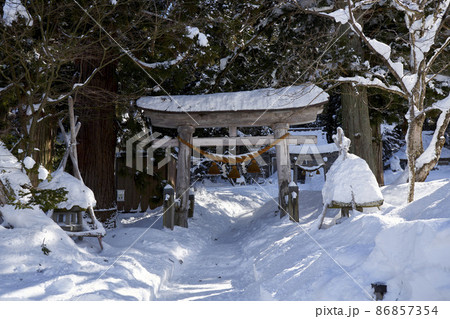 青空、雪景色の白川郷 86857354