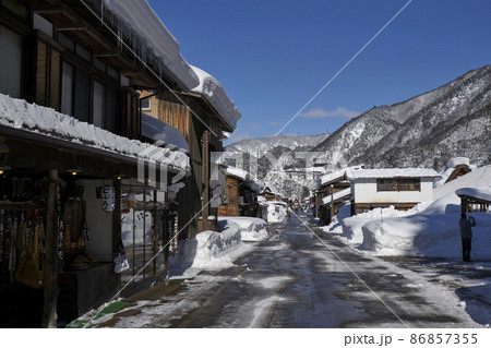 青空、雪景色の白川郷 86857355