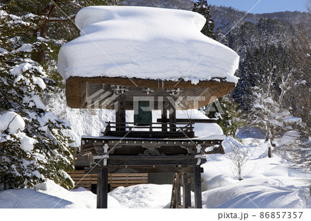 青空、雪景色の白川郷 86857357