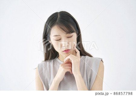 女性  落ち込む　白背景 86857798