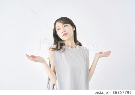 女性 降参 白背景 女性 降参 白背景 86857799