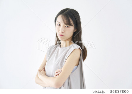 女性  怒り　白背景 86857800