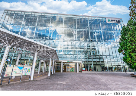 青森県青森市　青空のJR新青森駅東口 86858055