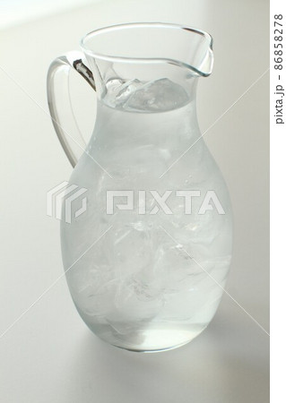 ガラスピッチャーに入った氷水 ガラスピッチャーに入った氷水 86858278