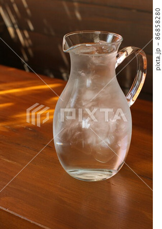 ガラスピッチャーに入った氷水 ガラスピッチャーに入った氷水 86858280