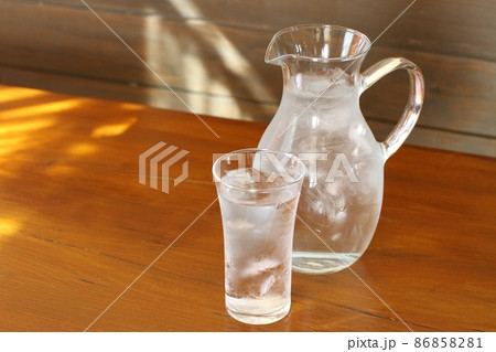 ガラスピッチャーに入った氷水 ガラスピッチャーに入った氷水 86858281