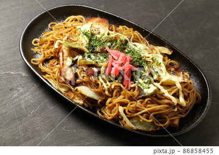 ソース焼きそば、ステーキ皿に盛られたソース焼きソバ、黒木目バック 86858455