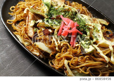 ソース焼きそば、ステーキ皿に盛られた家庭のソース焼きソバ、黒木目バック 86858456