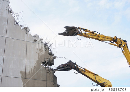 老朽化した公共建造物の解体作業をする重機 老朽化した公共建造物の解体作業をする重機 86858703