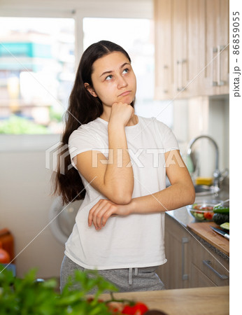 Portrait of caucasian woman standing at kitchen 86859055