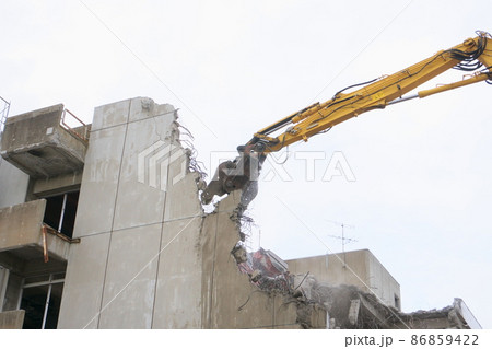 老朽化した公共建造物の解体作業をする重機 老朽化した公共建造物の解体作業をする重機 86859422