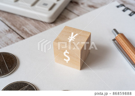 「¥」「$」と書かれた積み木、コイン、計算機、ペン、ノート 「¥」「$」と書かれた積み木、コイン、計算機、ペン、ノート 86859888