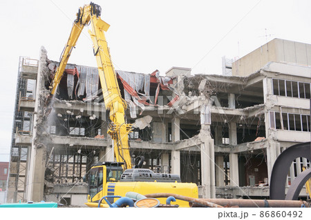 老朽化した公共建造物の解体作業をする重機 老朽化した公共建造物の解体作業をする重機 86860492