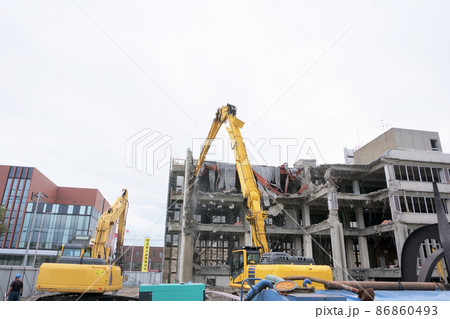 老朽化した公共建造物の解体作業をする重機 老朽化した公共建造物の解体作業をする重機 86860493