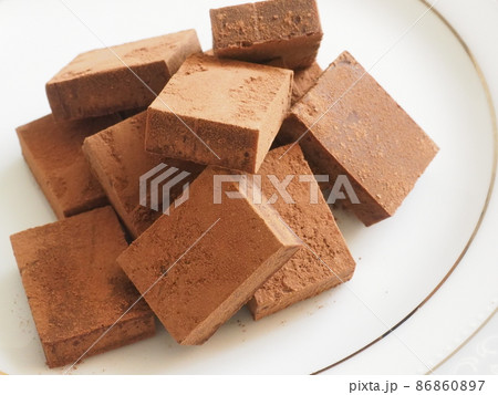 美味しそうなカカオ味の生チョコレート 美味しそうなカカオ味の生チョコレート 86860897