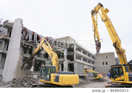 老朽化した公共建造物の解体作業をする重機 老朽化した公共建造物の解体作業をする重機 86860953